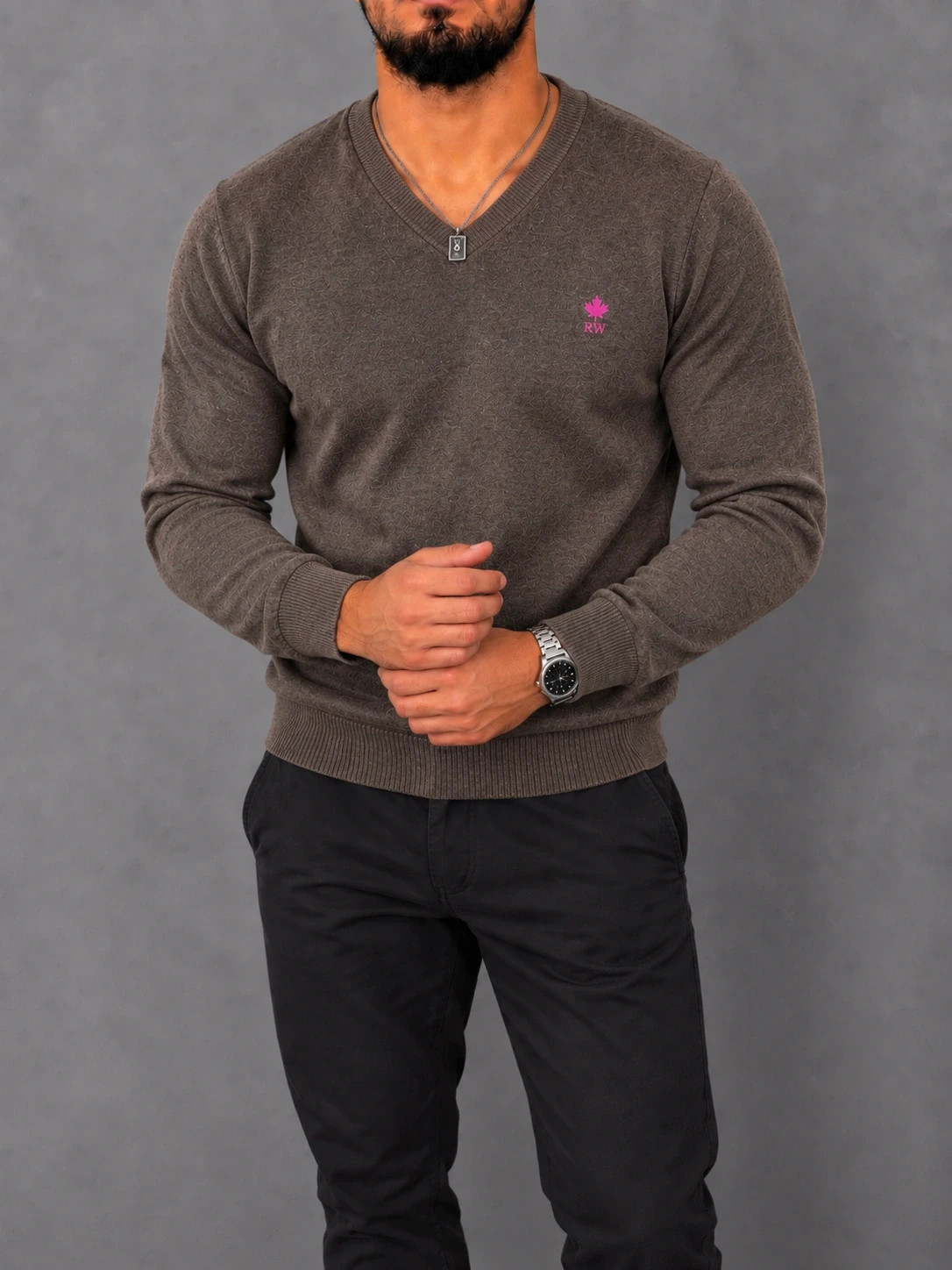 Pull River Woods Homme marron – Col V – Logo brodé rose – Taille XL