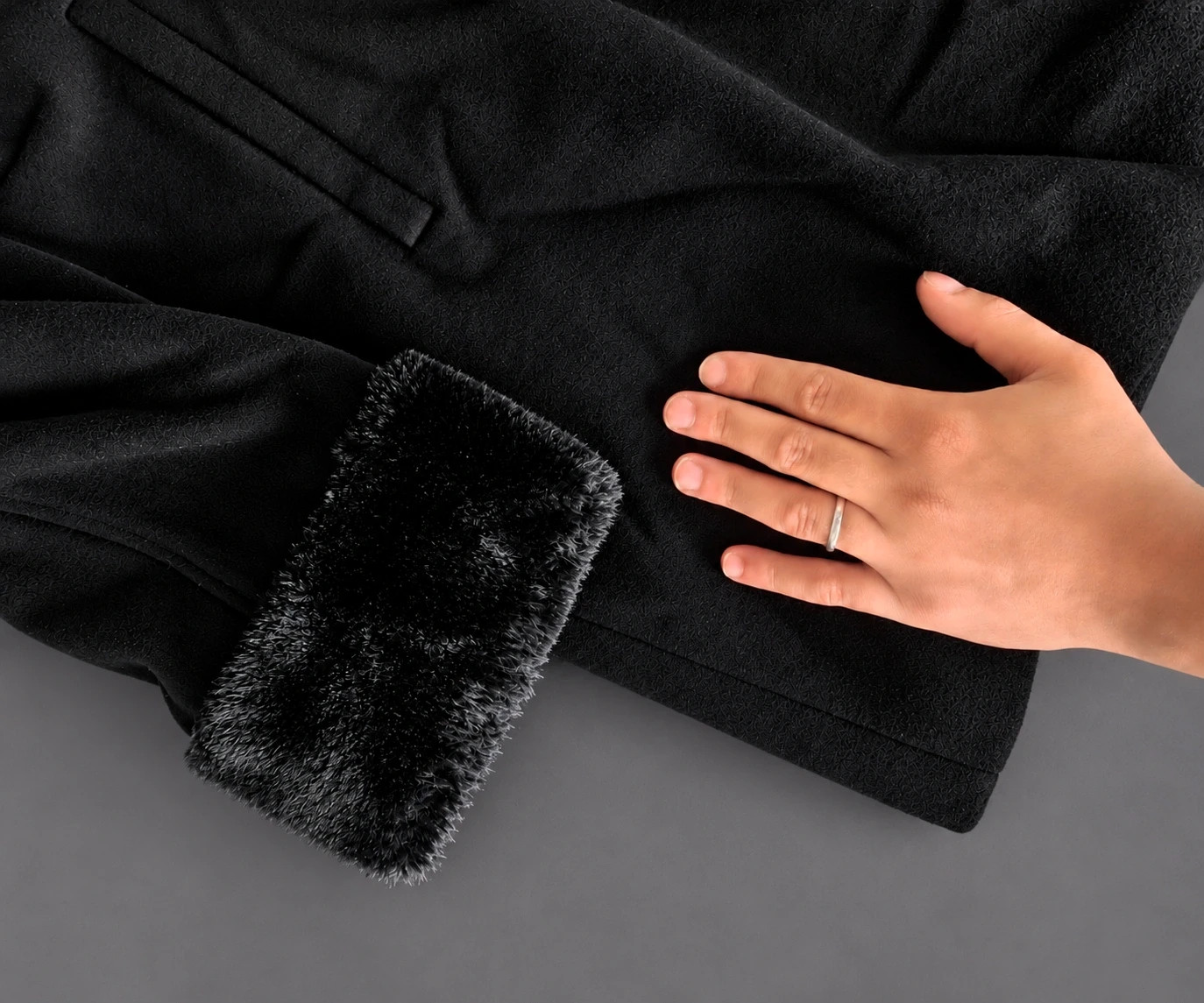 Manteau long d’Auvry Exclusive noir – Col et poignets effet fourrure – Taille 42 XL– Cashmere & Chic – d´Auvry – taille XL / 42 / 14 5
