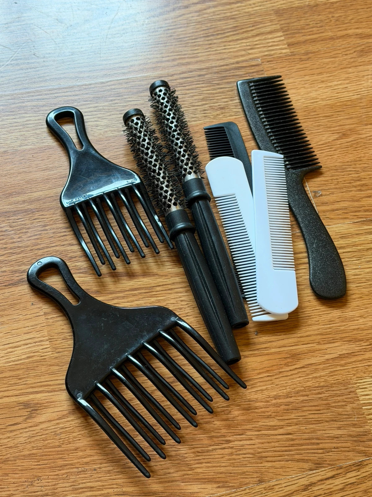 Lote peines y cepillos peluquería con estuche – Accessories