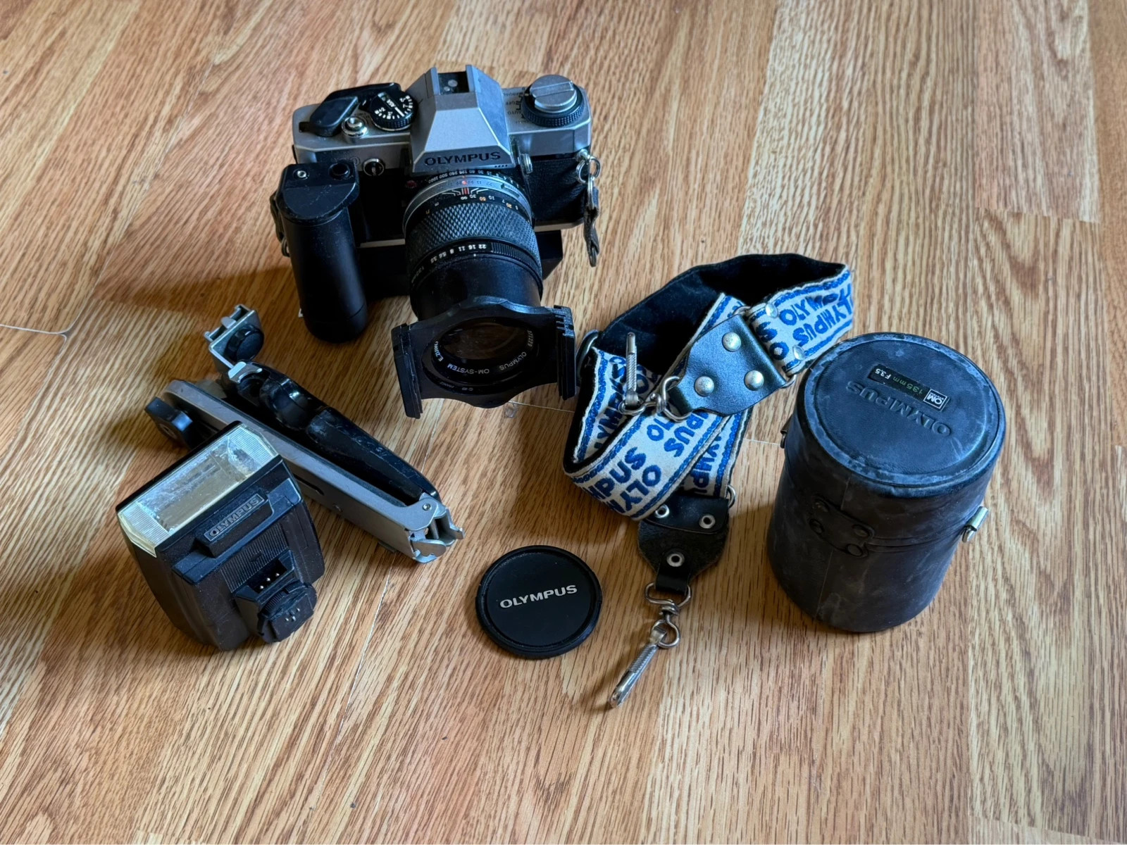 Cámara analógica Olympus OM-20 + accesorios – Olympus
