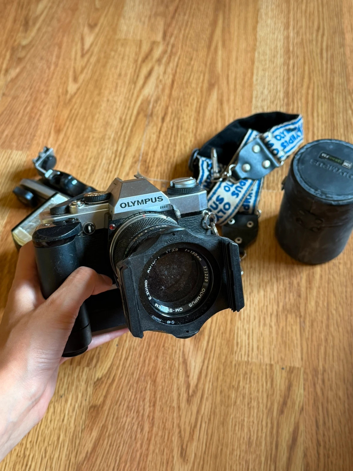 Cámara analógica Olympus OM-20 + accesorios – Olympus 2
