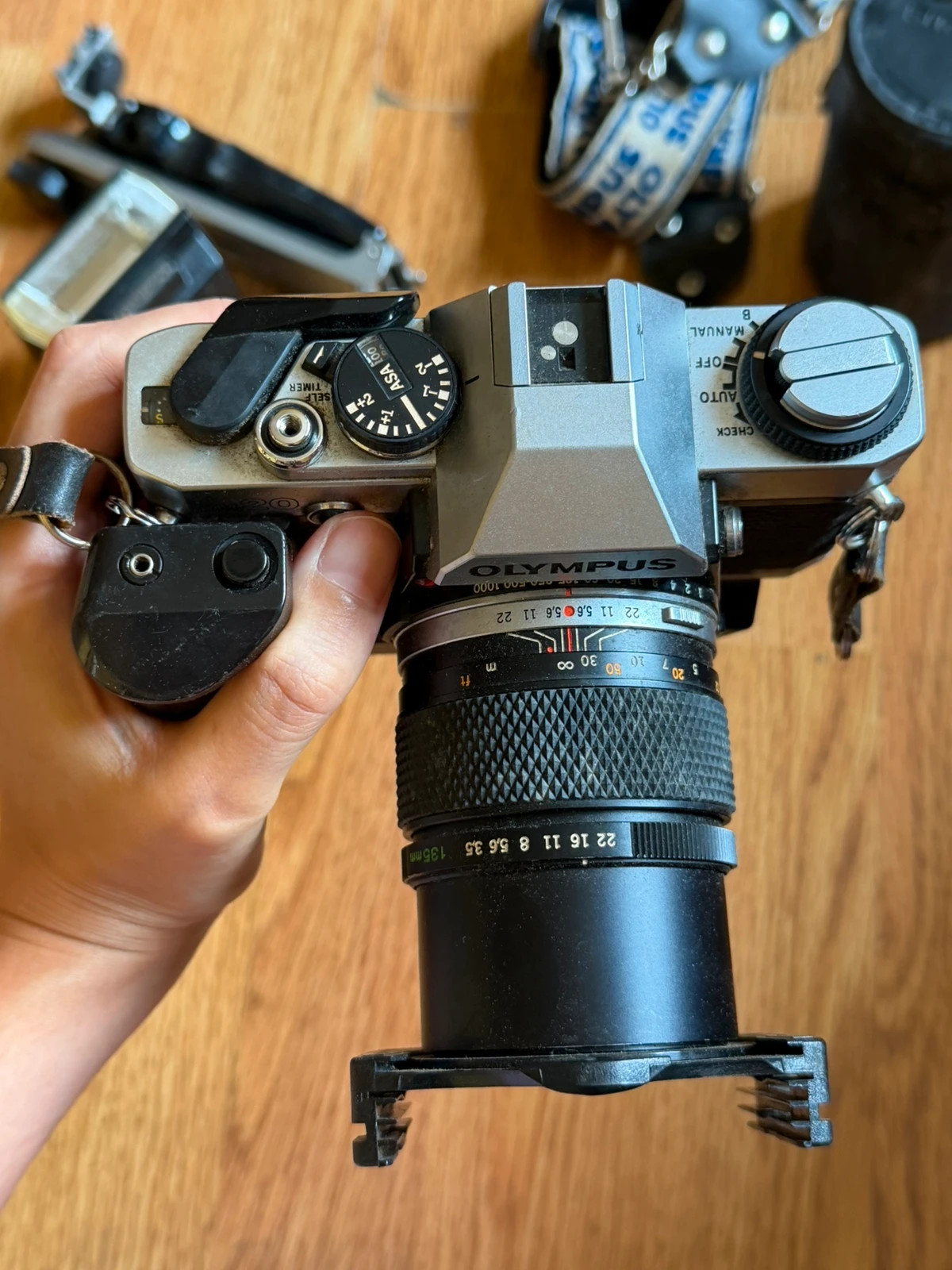 Cámara analógica Olympus OM-20 + accesorios – Olympus 4