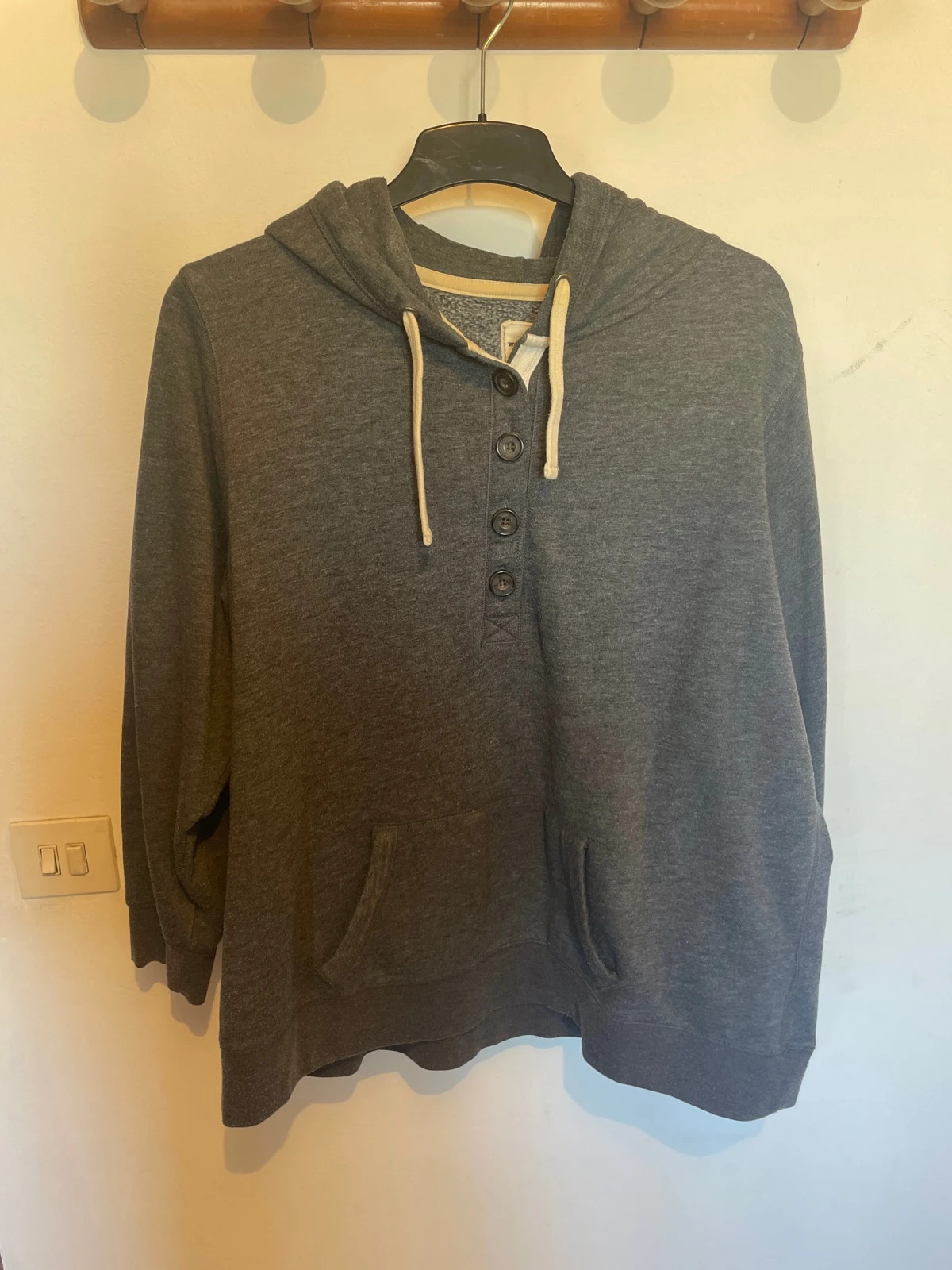 Sudadera Gris Antracita Clockhouse - Estilo Henley con Capucha