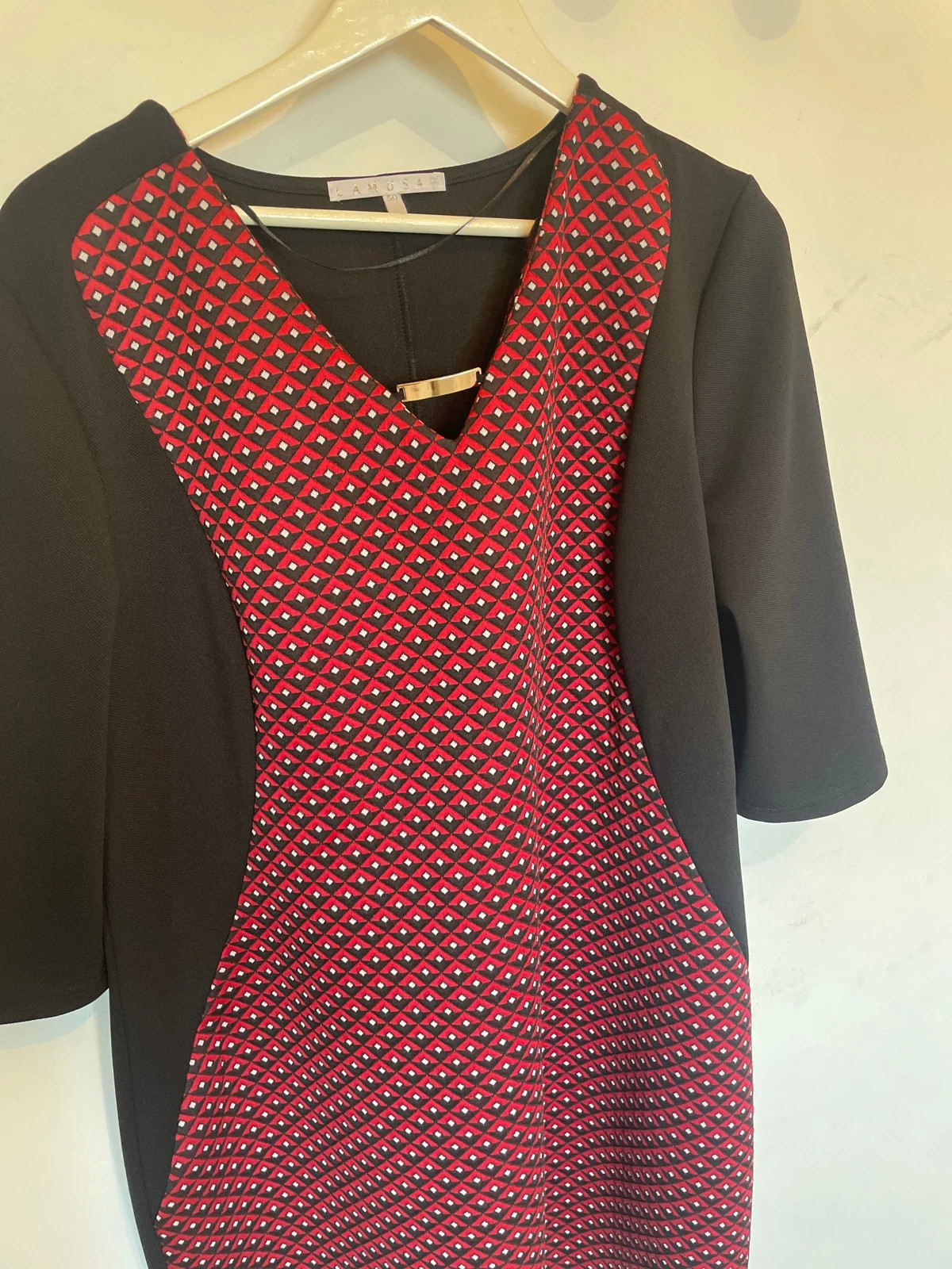 Vestido Negro y Rojo Estampado Geométrico T50 - Detalle Metalizado – LaMusa – taille 5XL / 50 / 22 3