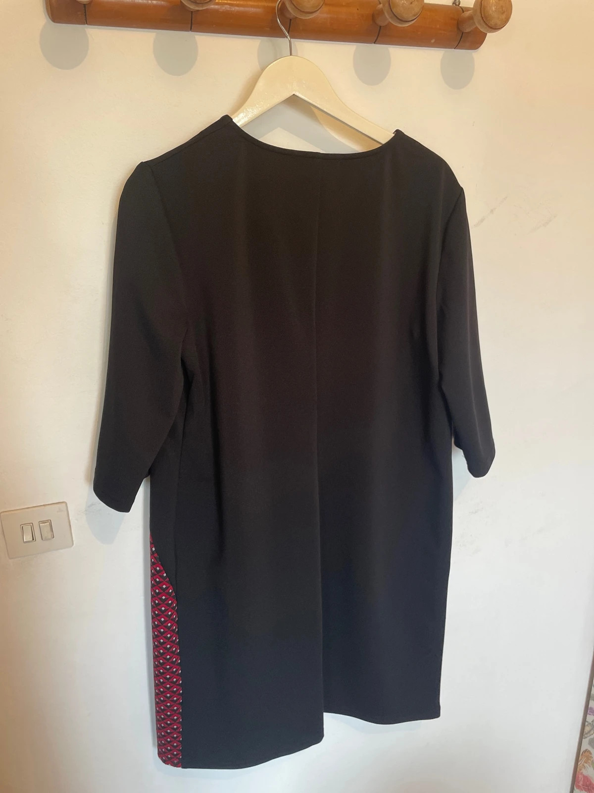 Vestido Negro y Rojo Estampado Geométrico T50 - Detalle Metalizado – LaMusa – taille 5XL / 50 / 22 4