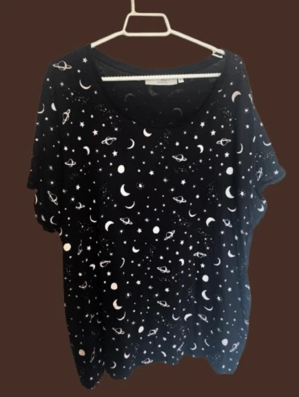 Camiseta Galáctica Estrellas y Lunas • Clockhouse Talla 54