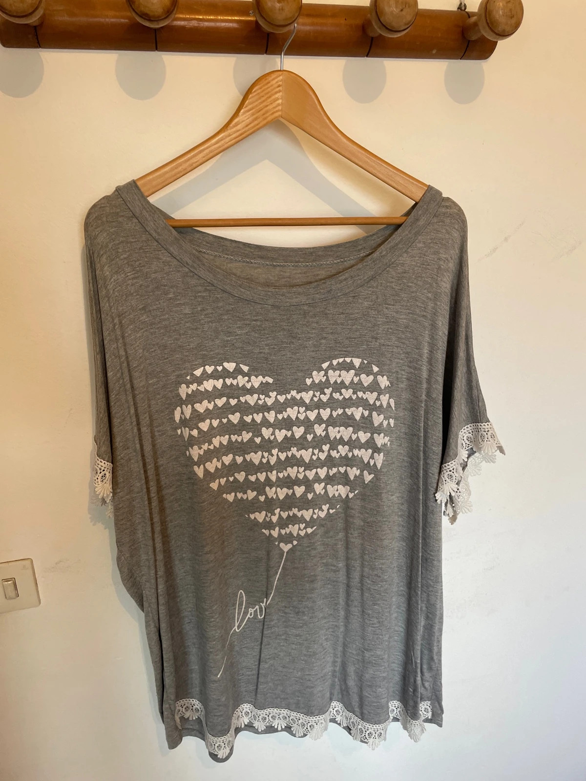 Camiseta gris corazón "Love" - Detalle encaje boho - Talla XL – taille XL / 42 / 14