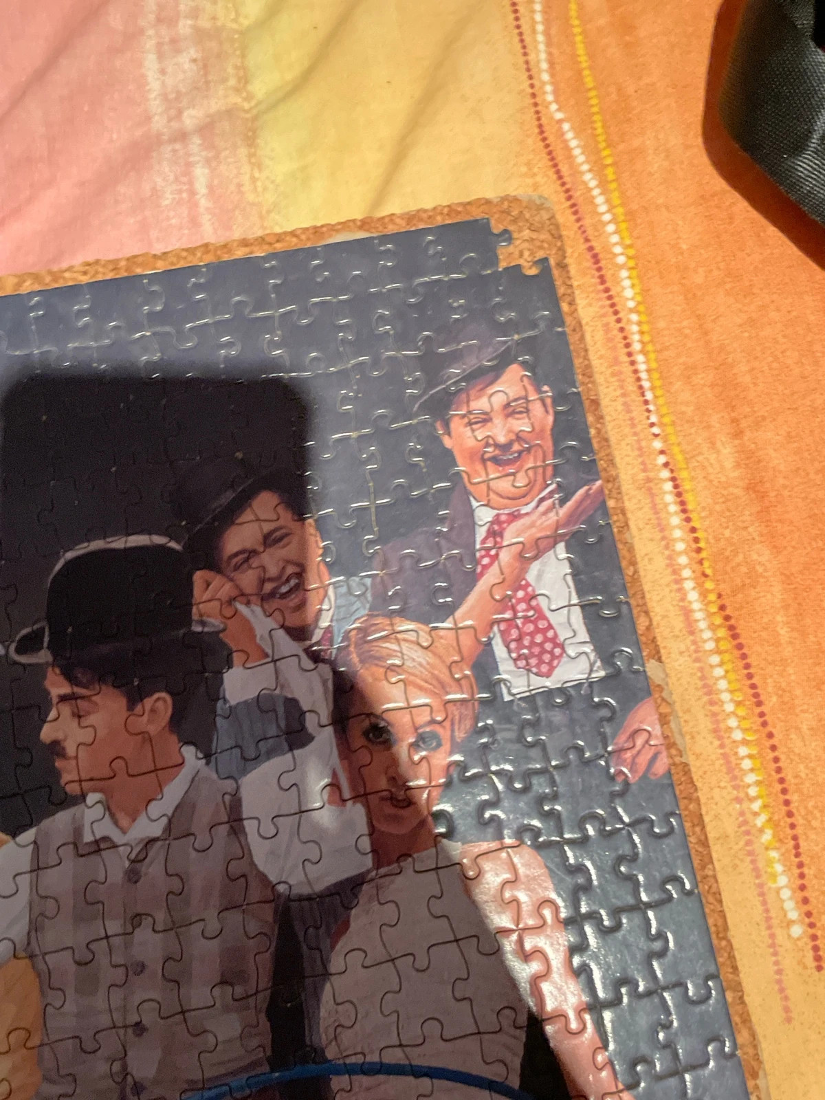 Corcho con puzzle de cantantes y actores – Ideal 2