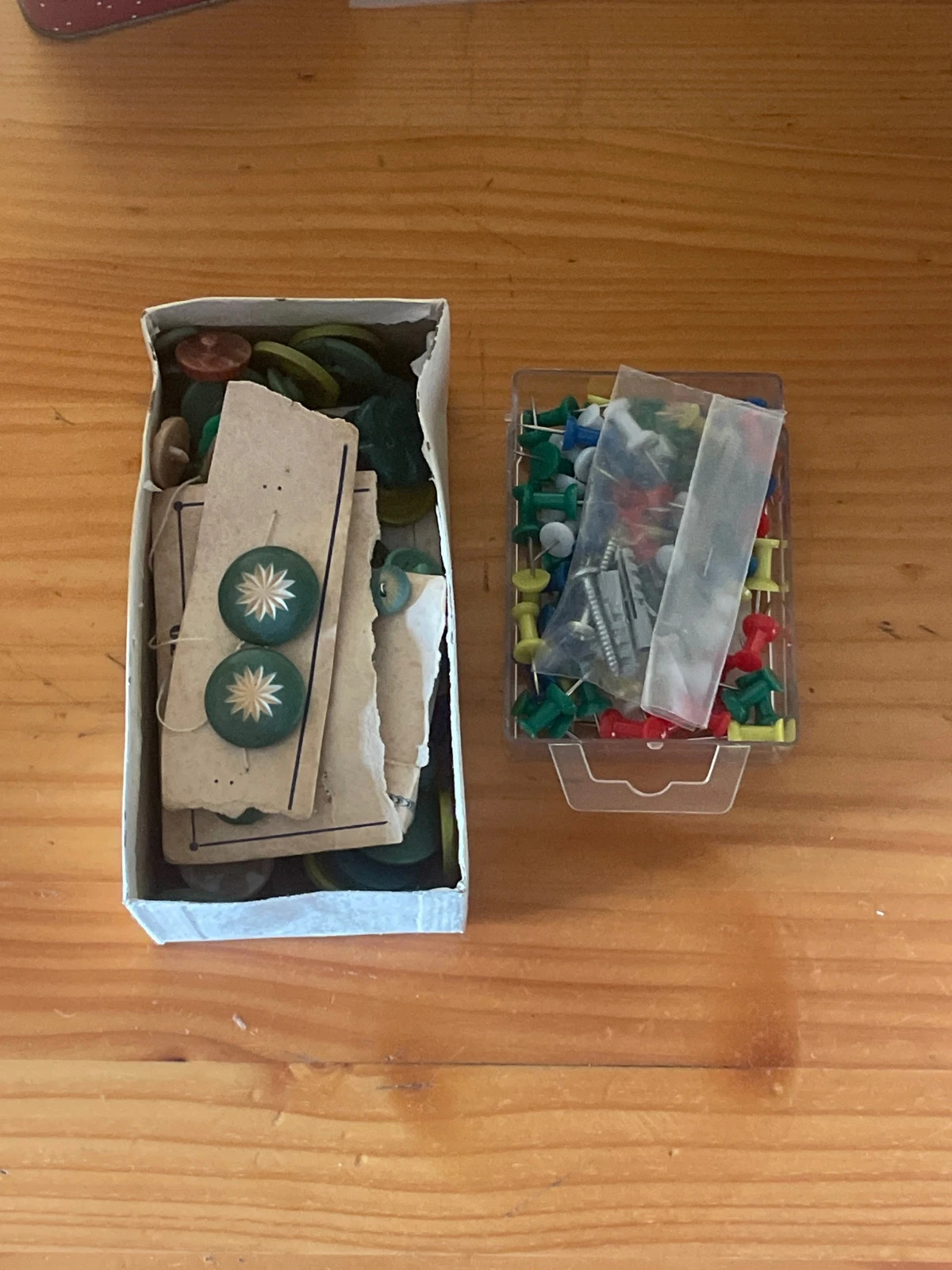 Caja con botones, chinchetas y tornillos – Variadas.