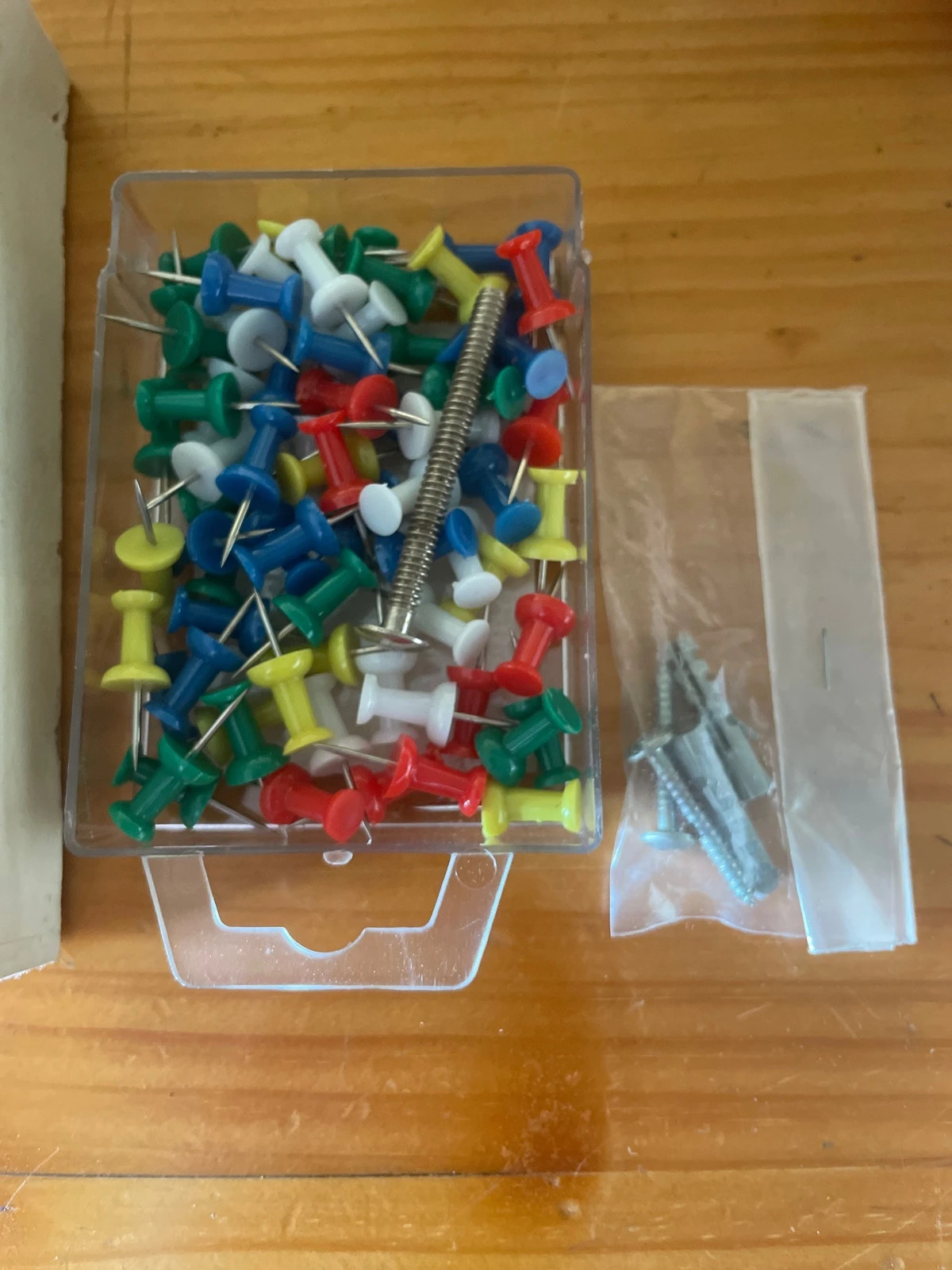 Caja con botones, chinchetas y tornillos – Variadas. 2