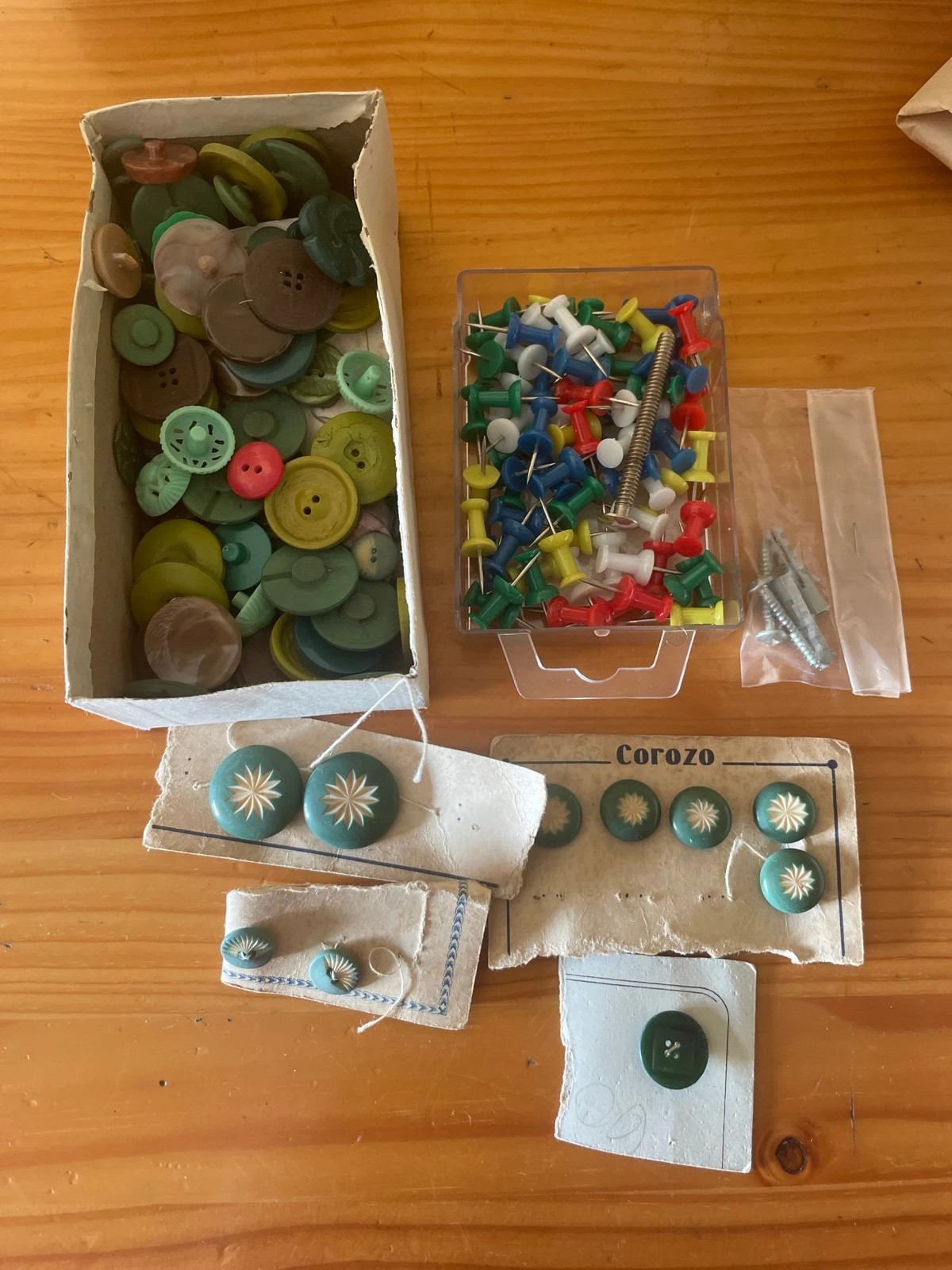 Caja con botones, chinchetas y tornillos – Variadas. 3