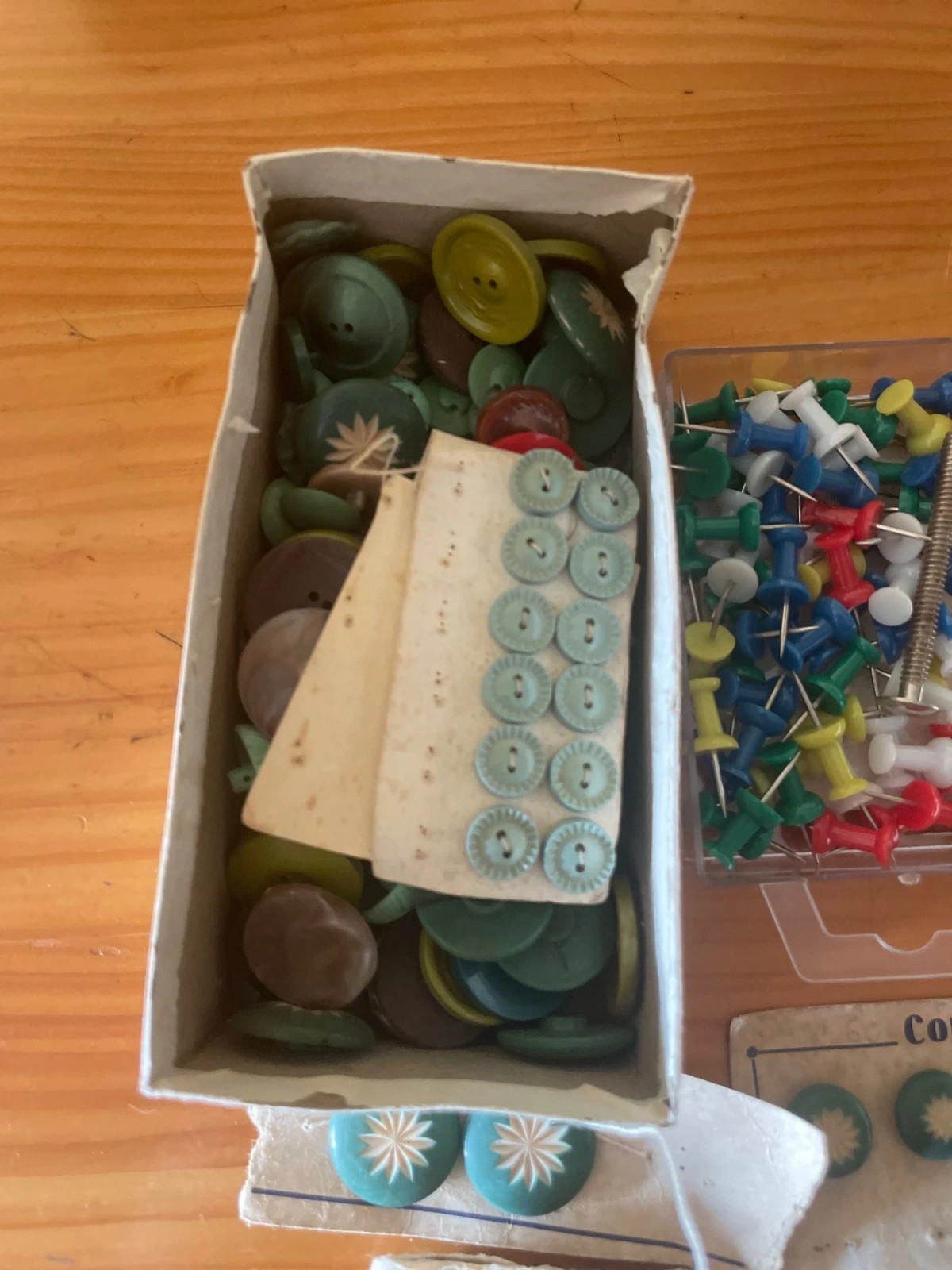 Caja con botones, chinchetas y tornillos – Variadas. 4