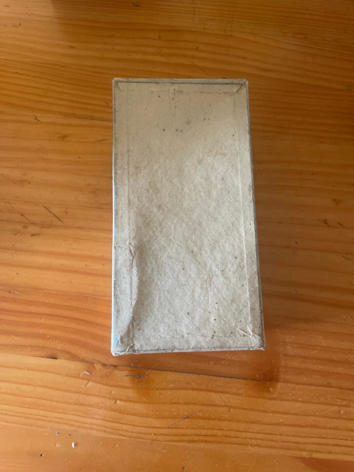 Caja con botones, chinchetas y tornillos – Variadas. 5