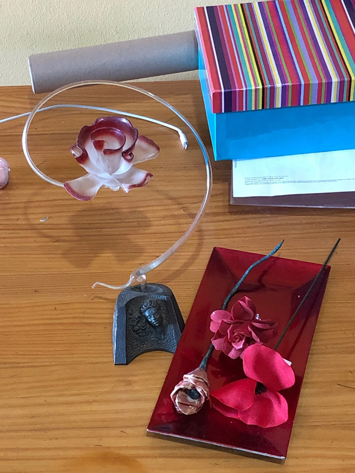 Flor de Cristal, cerámica, tela y cartón