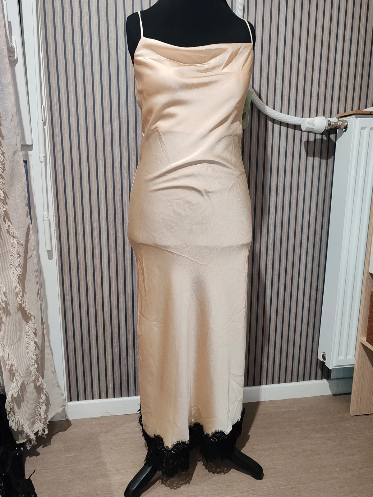 Robe longue satiné beige doré noir