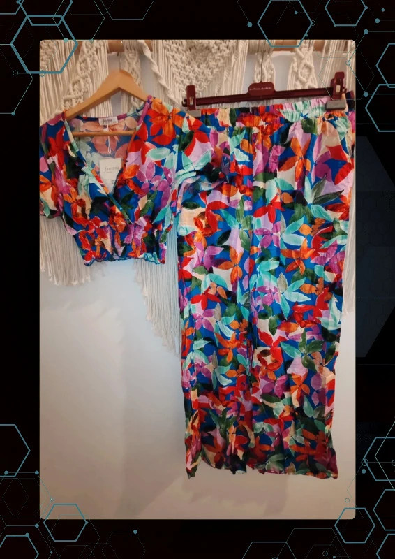 Ensemble top et pantalon noir et coloré