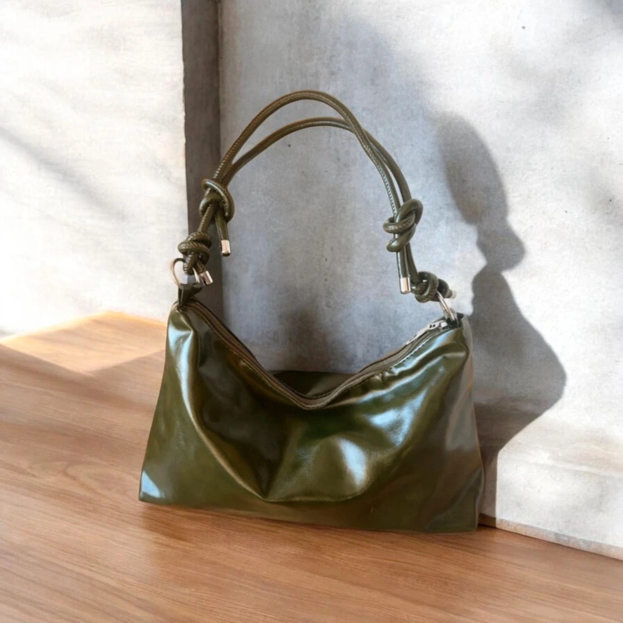 Sac baguette vert kaki brillant anses nouées 2
