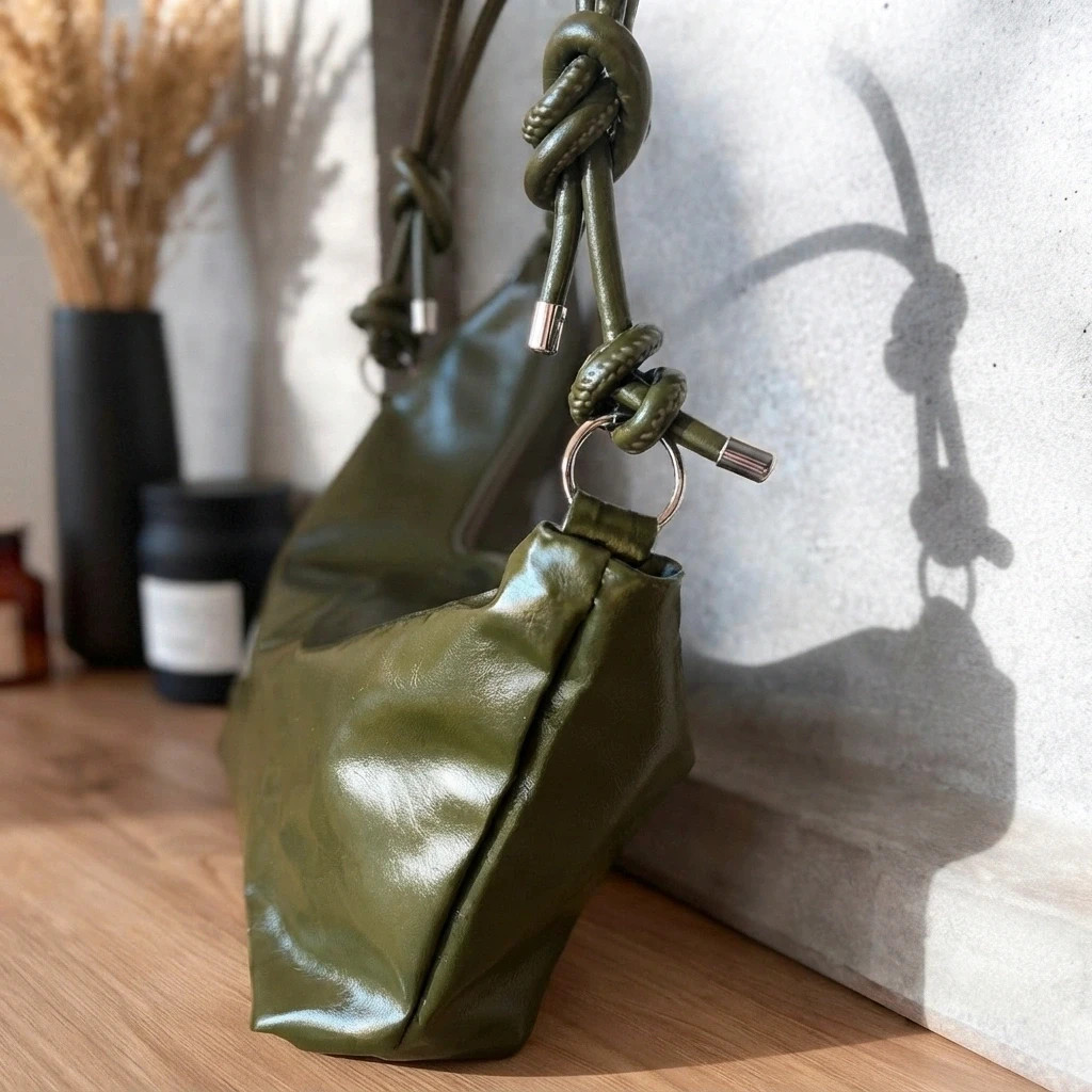Sac baguette vert kaki brillant anses nouées 3