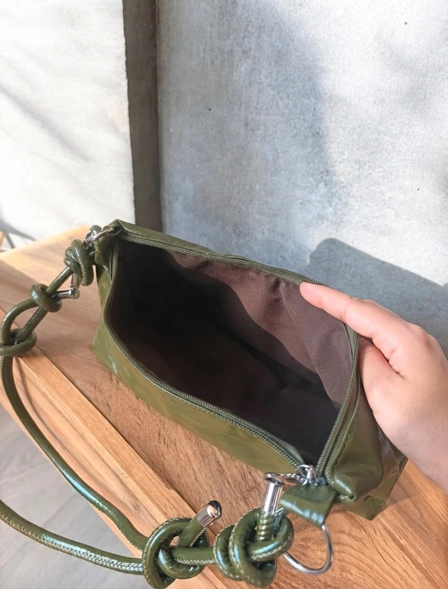 Sac baguette vert kaki brillant anses nouées 4