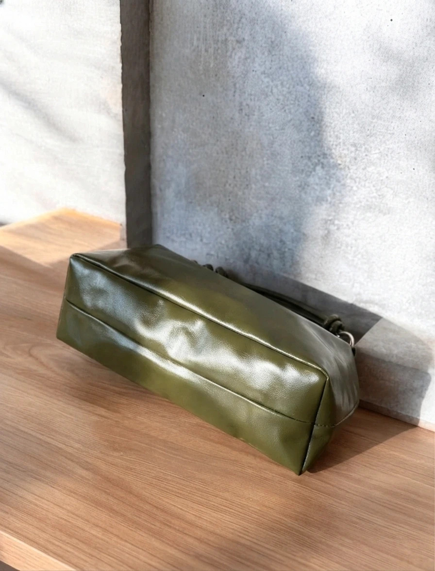 Sac baguette vert kaki brillant anses nouées 5