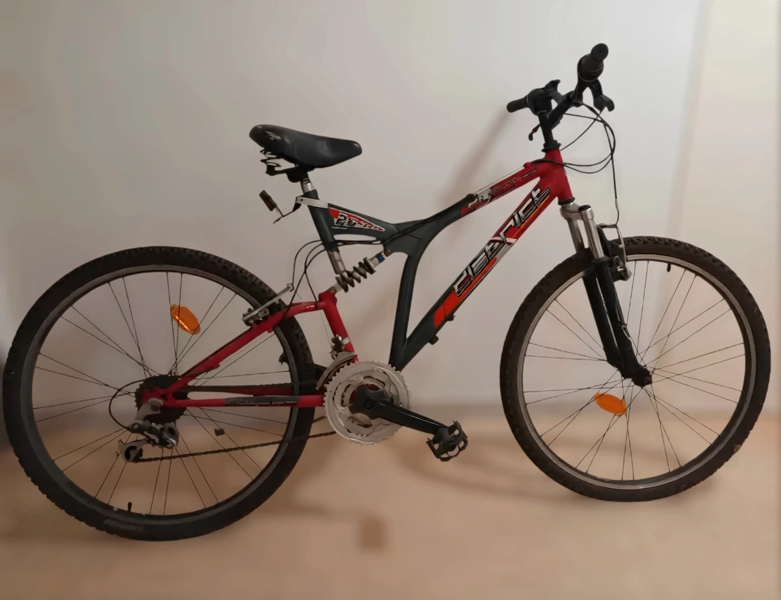 Vélo VTT District 2640 – Rouge/Noir – Très bon état – 7 vitesses – Tout fonctionne – ABUS – taille Taille unique 2