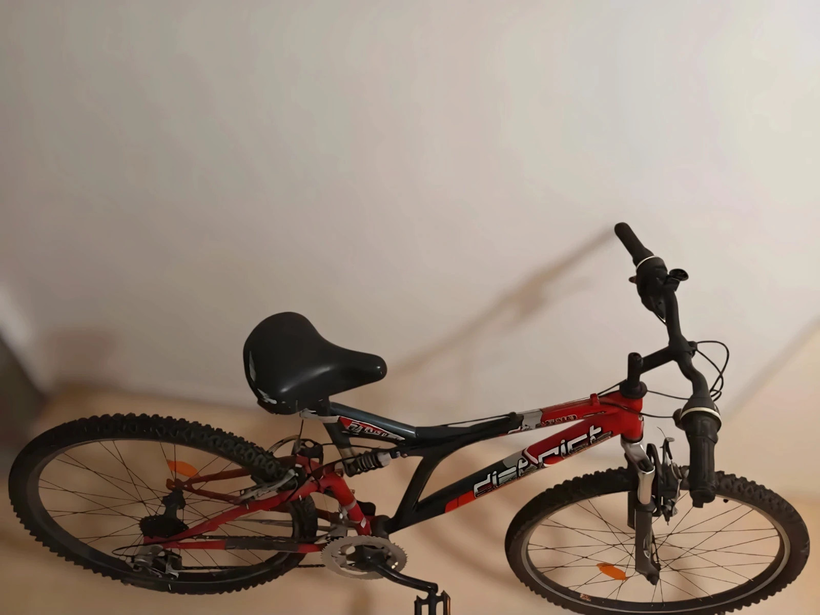 Vélo VTT District 2640 – Rouge/Noir – Très bon état – 7 vitesses – Tout fonctionne – ABUS – taille Taille unique 3