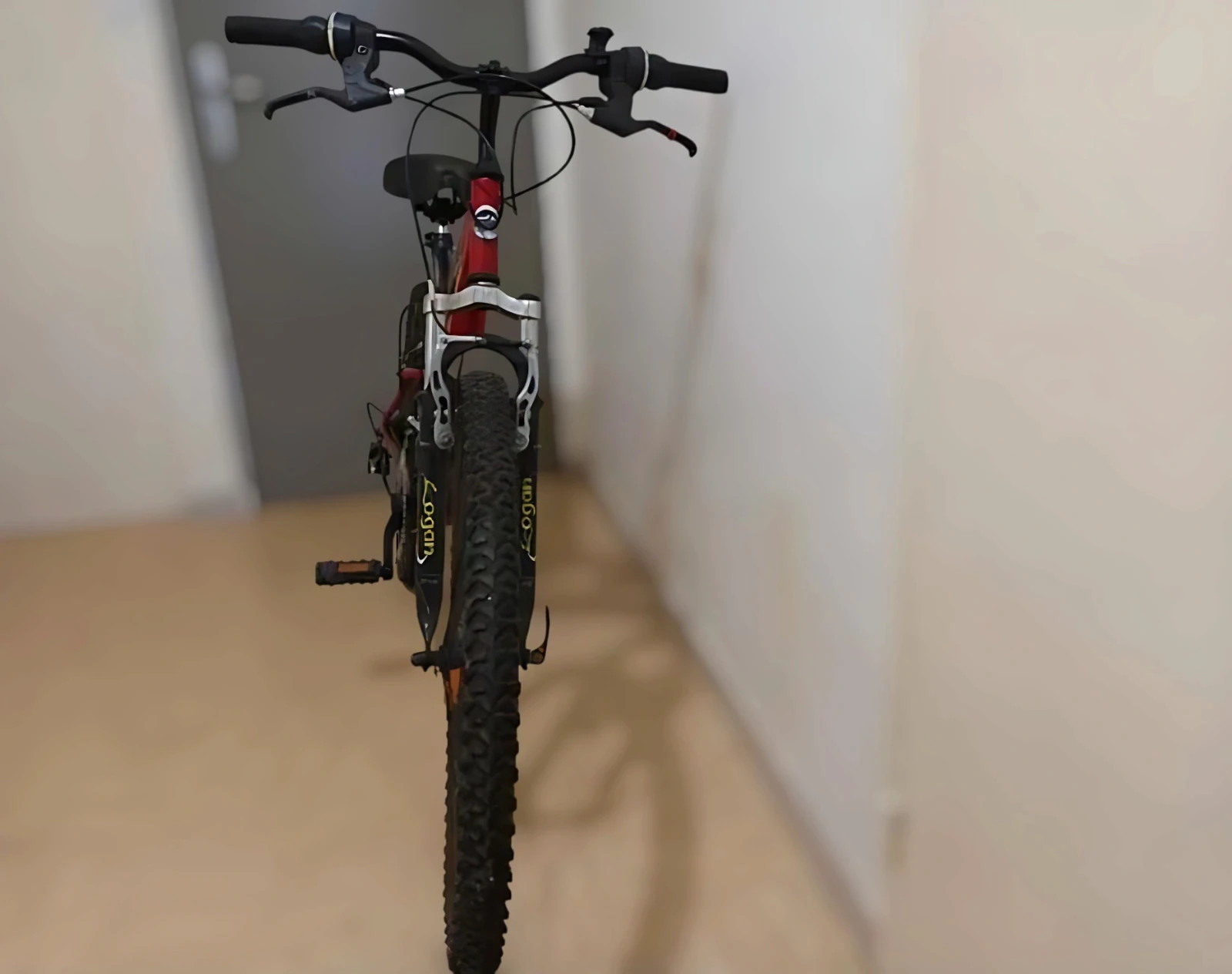 Vélo VTT District 2640 – Rouge/Noir – Très bon état – 7 vitesses – Tout fonctionne – ABUS – taille Taille unique 4