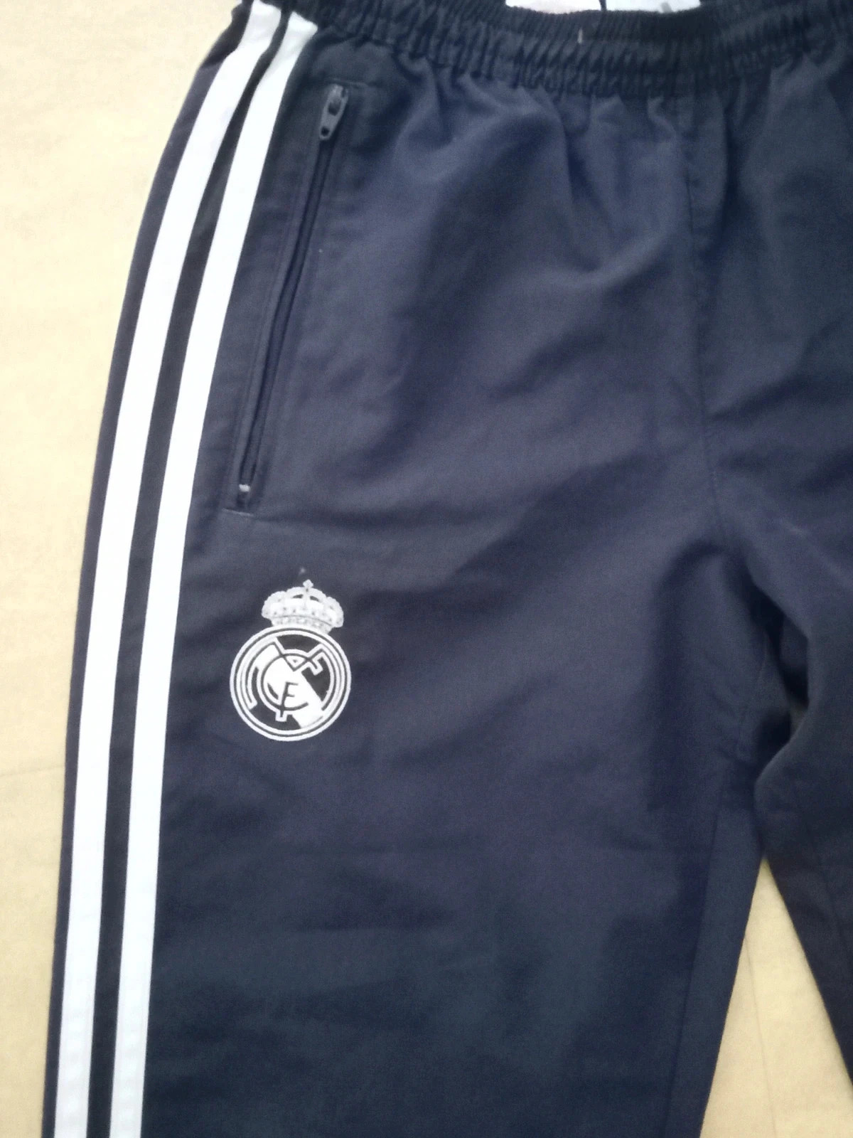 Pantalon Real Madrid Adidas garçon 12 ans – Marine/Blanc – Neuf étiquette – Football – Real Madrid – taille 12 ans / 152 cm 2