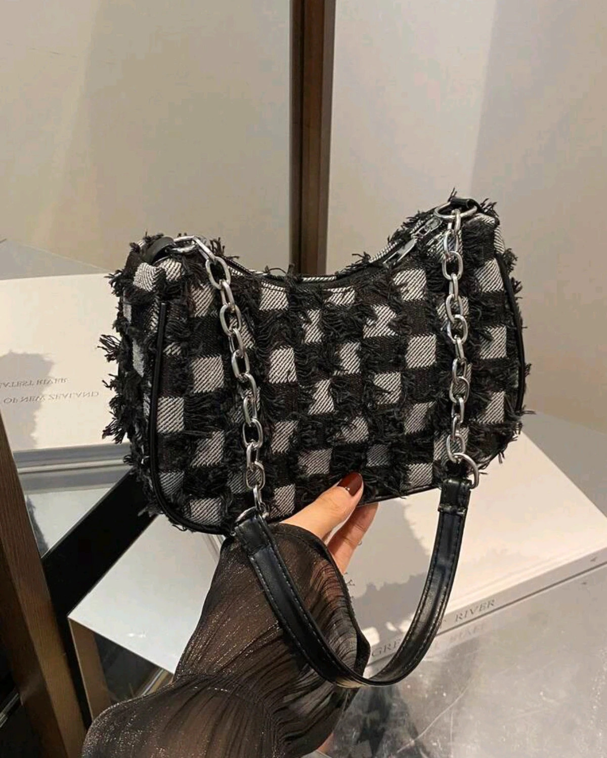 Sac baguette damier noir et gris à chaînes 2