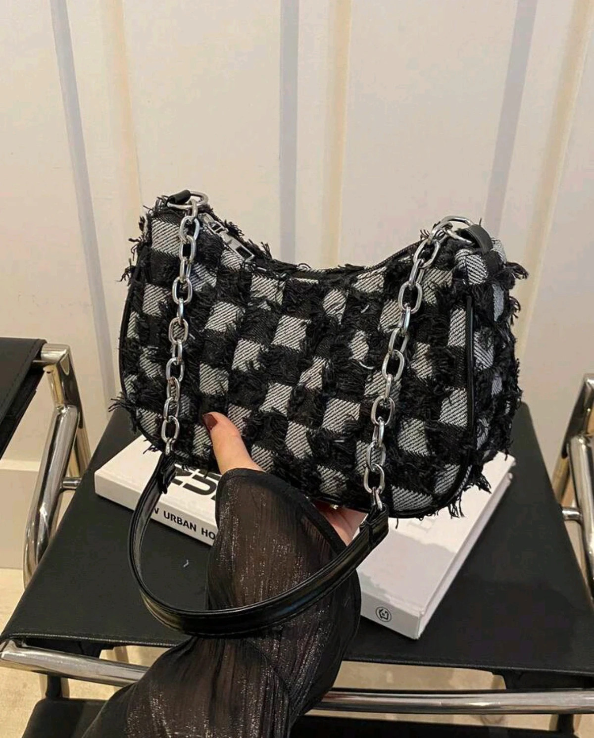 Sac baguette damier noir et gris à chaînes 3