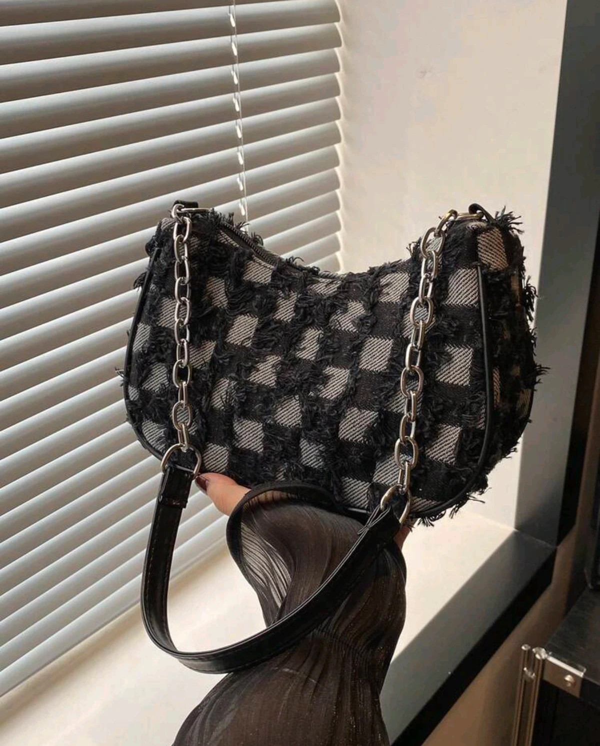 Sac baguette damier noir et gris à chaînes 4