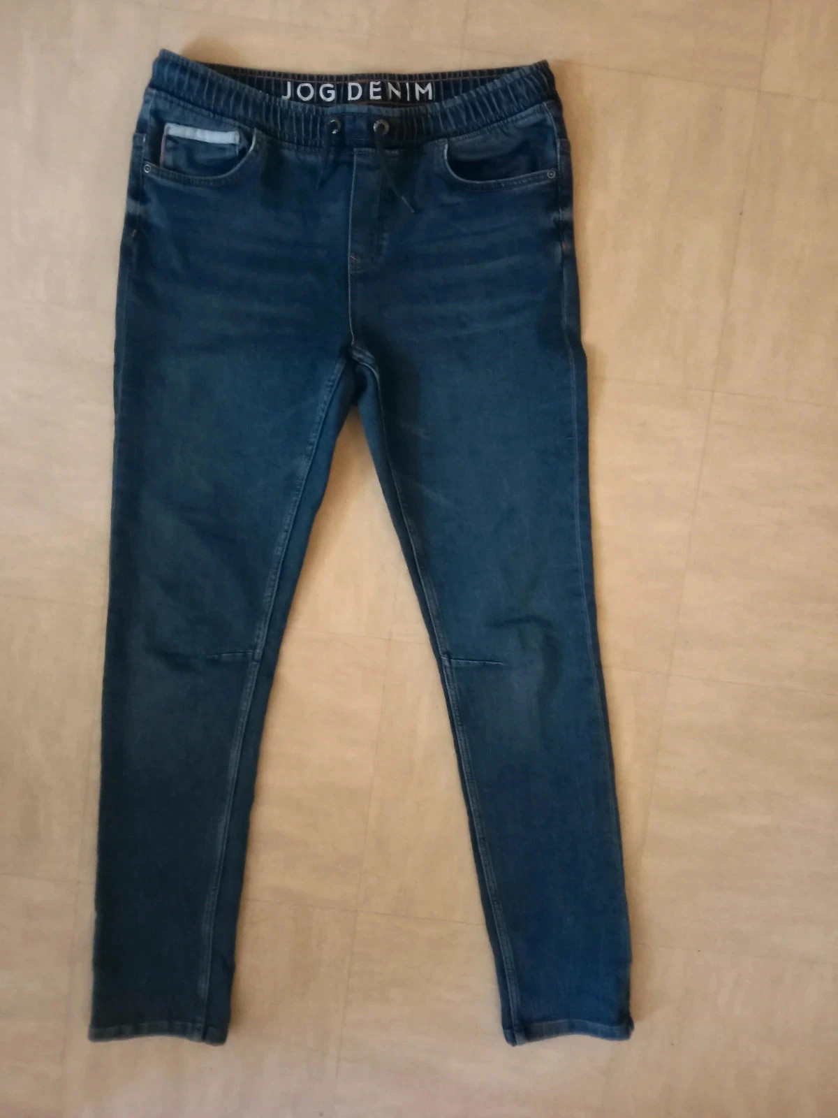 Jean bleu XS – Neuf sans étiquette – Coupe moderne – Taille élastique – Jog Denim – taille XS / 34 / 6 5