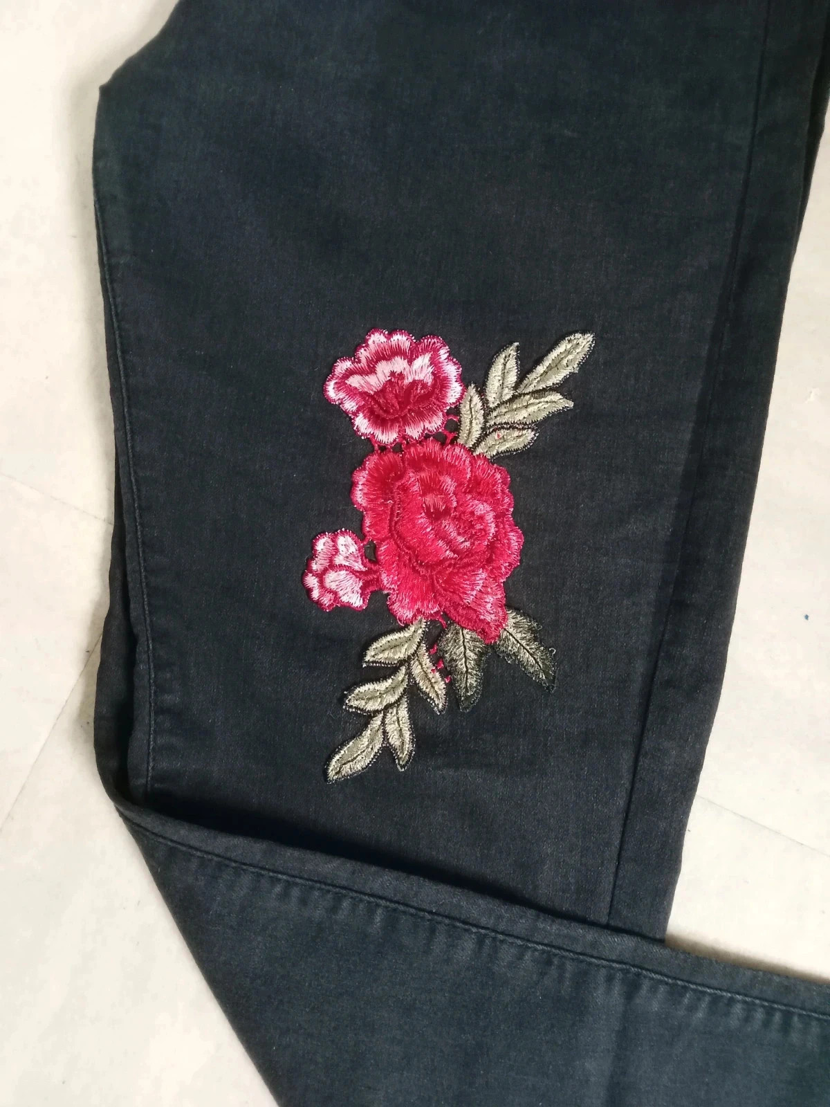 Jean skinny noir brodé fleurs – Taille L / EUR 44 – Très bon état – Japan Style – taille L / 40 / 12 3