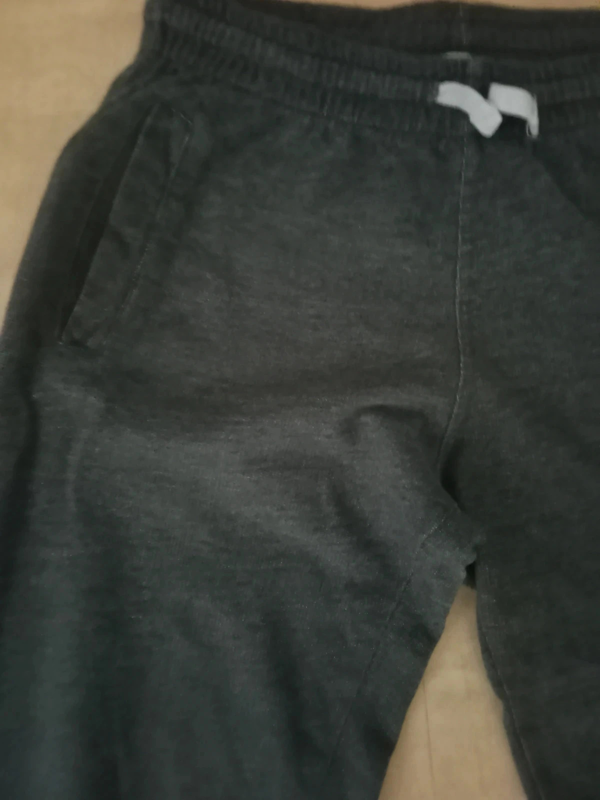 Jogging gris foncé 9/10 ans – Très bon état – Confort & style sport – Est. 1989 Place – taille 10 ans / 140 cm 2