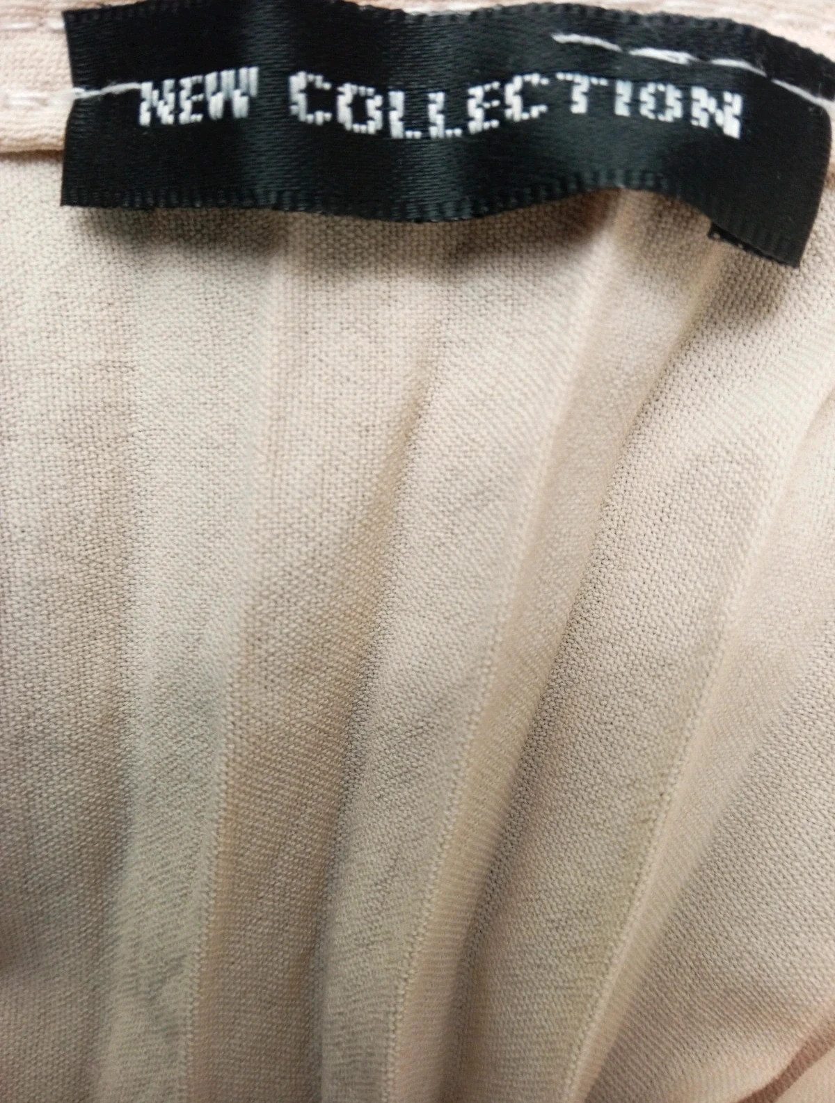 Robe New Collection IT – Beige plissée – Neuf étiquette – Longue / Élégante / Chic – Tendance – taille Taille unique 3