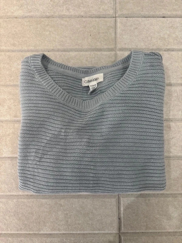 Pull Calvin Klein bleu clair-taille S – Style chic & décontracté🩵