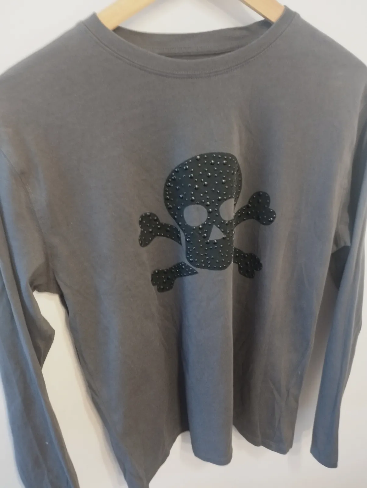 Camiseta Zara gris con calavera de tachuelas