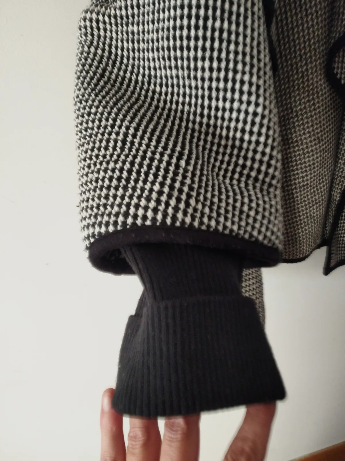 Chaqueta corta de punto con estampado pata de gallo. De Mango – Mango – taille M 4