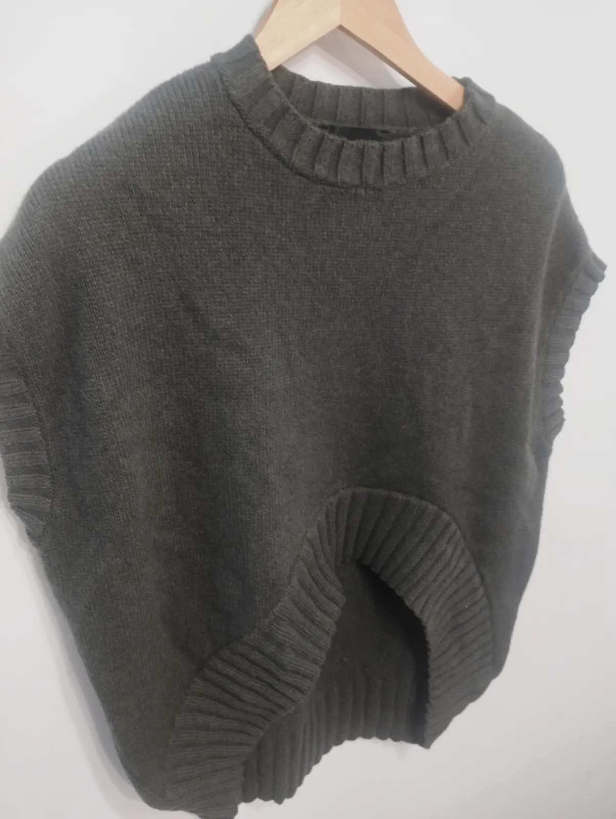 Chaleco de punto sin mangas verde caqui. Talla S 