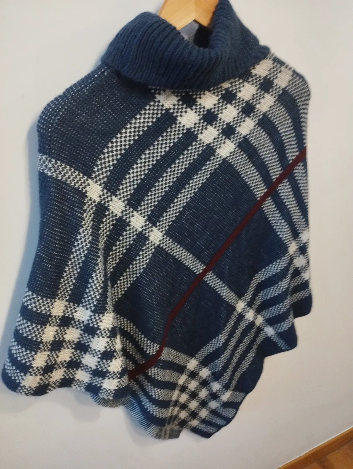 Poncho de punto con cuello vuelto a cuadros