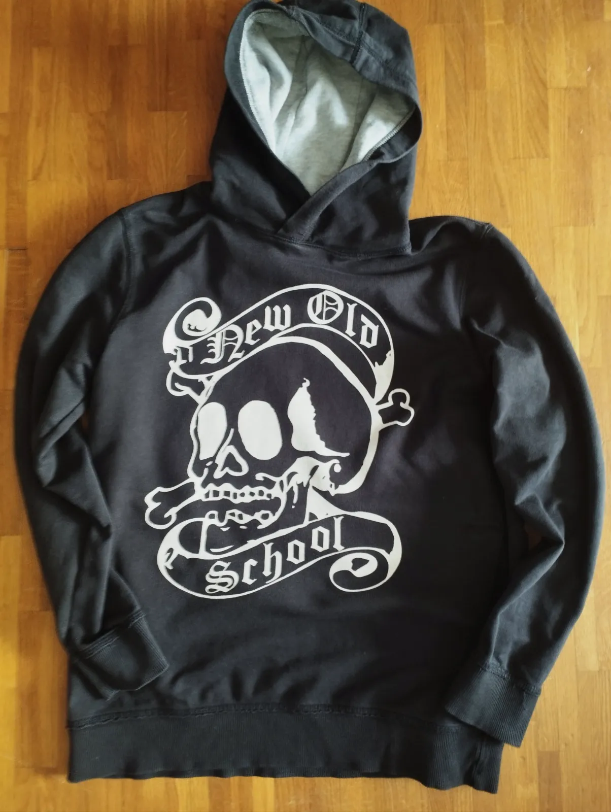 Sudadera con capucha negra estampada skull – Zara – taille 14 años 2