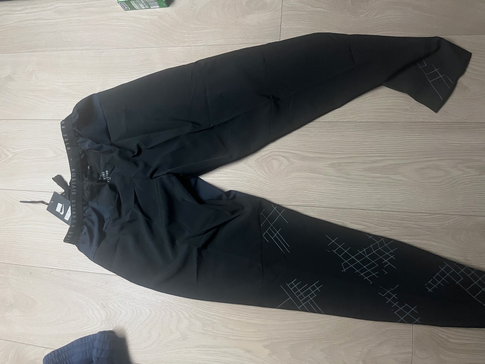 Nike pantalon noir | Logo Nike | Détails graphiques | Neuf – Nike – taille M 2
