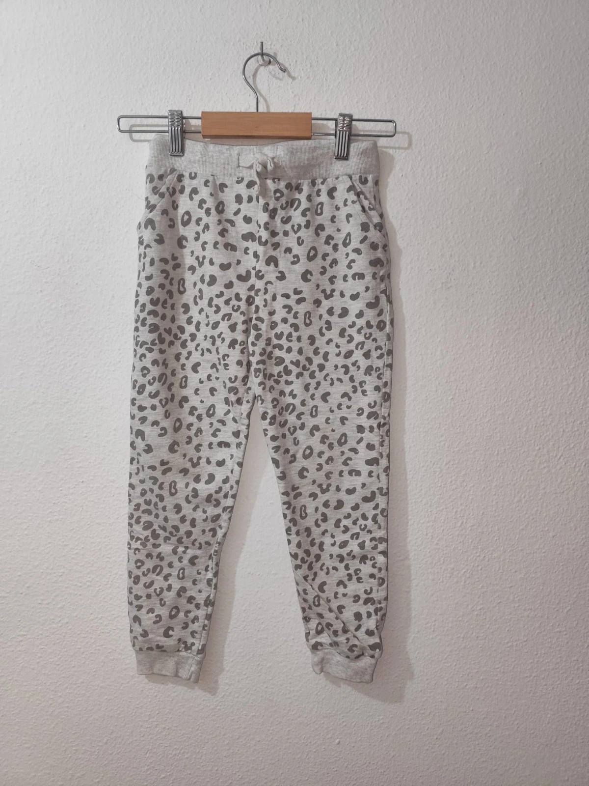 Conjunto de leopardo – Sinsay – taille 7 ans / 122 cm 3