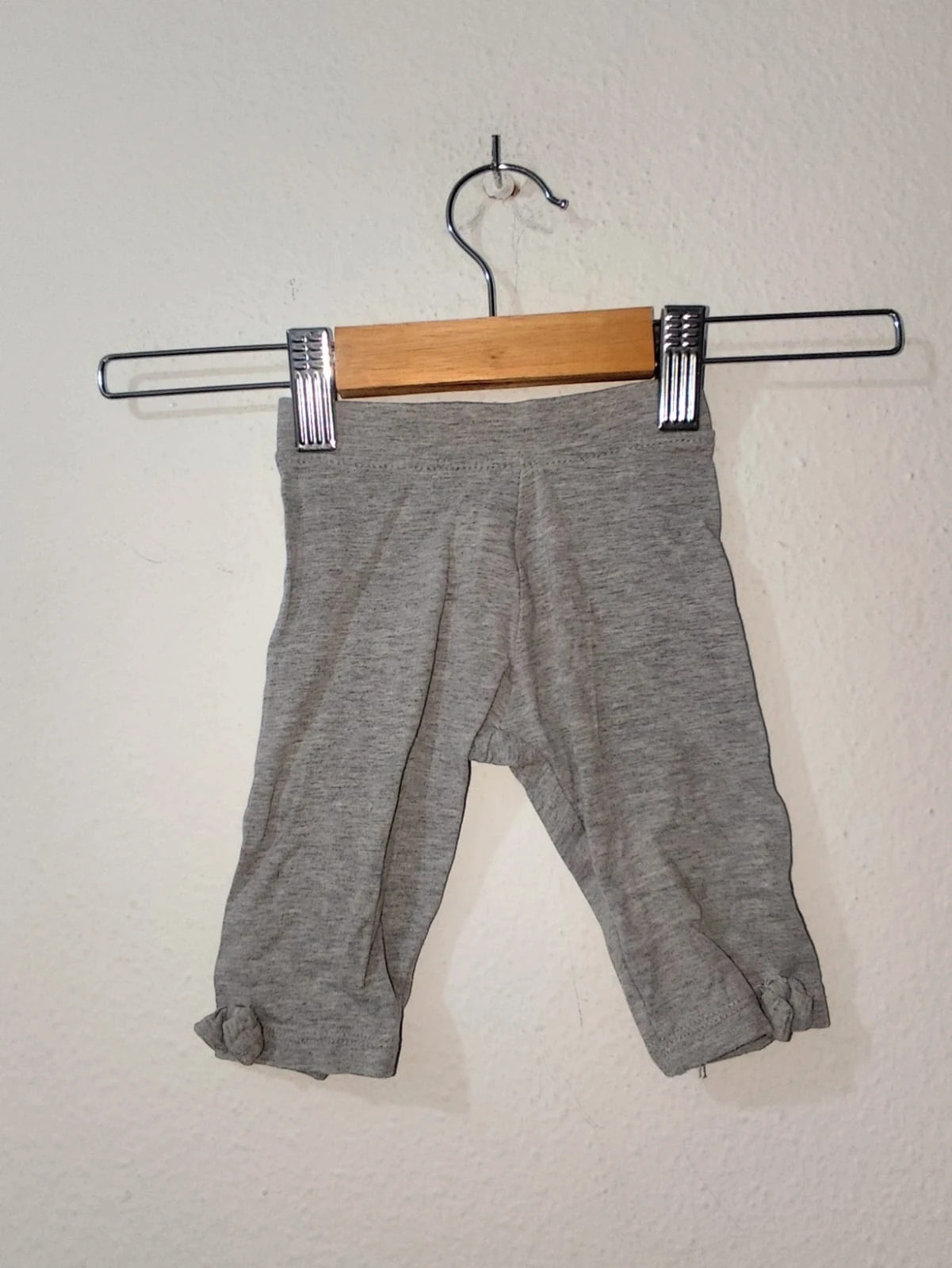Short grises y esas – taille 6-9 mois / 68 cm