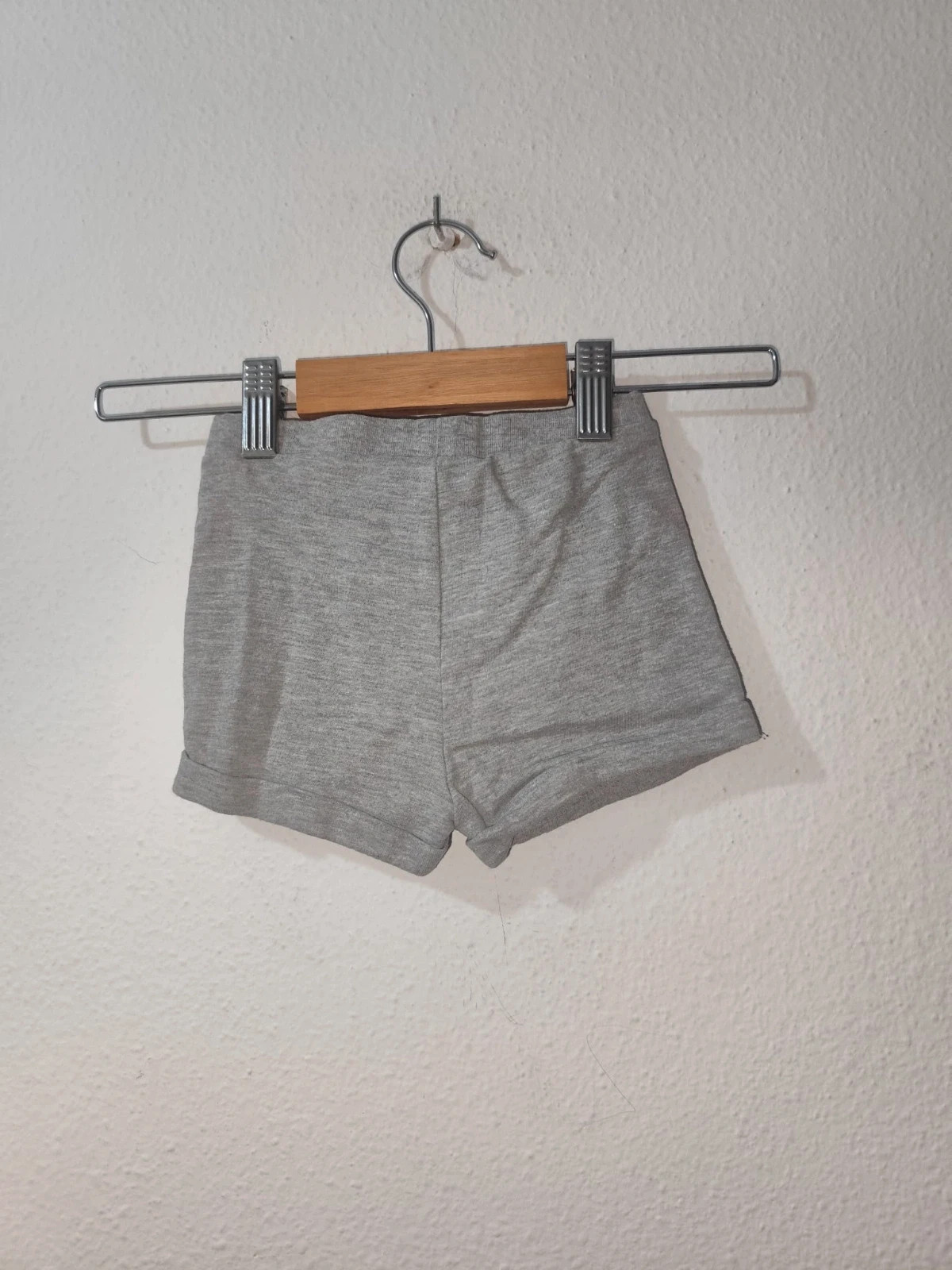 Short gris – Disney – taille 6-9 mois / 68 cm 2