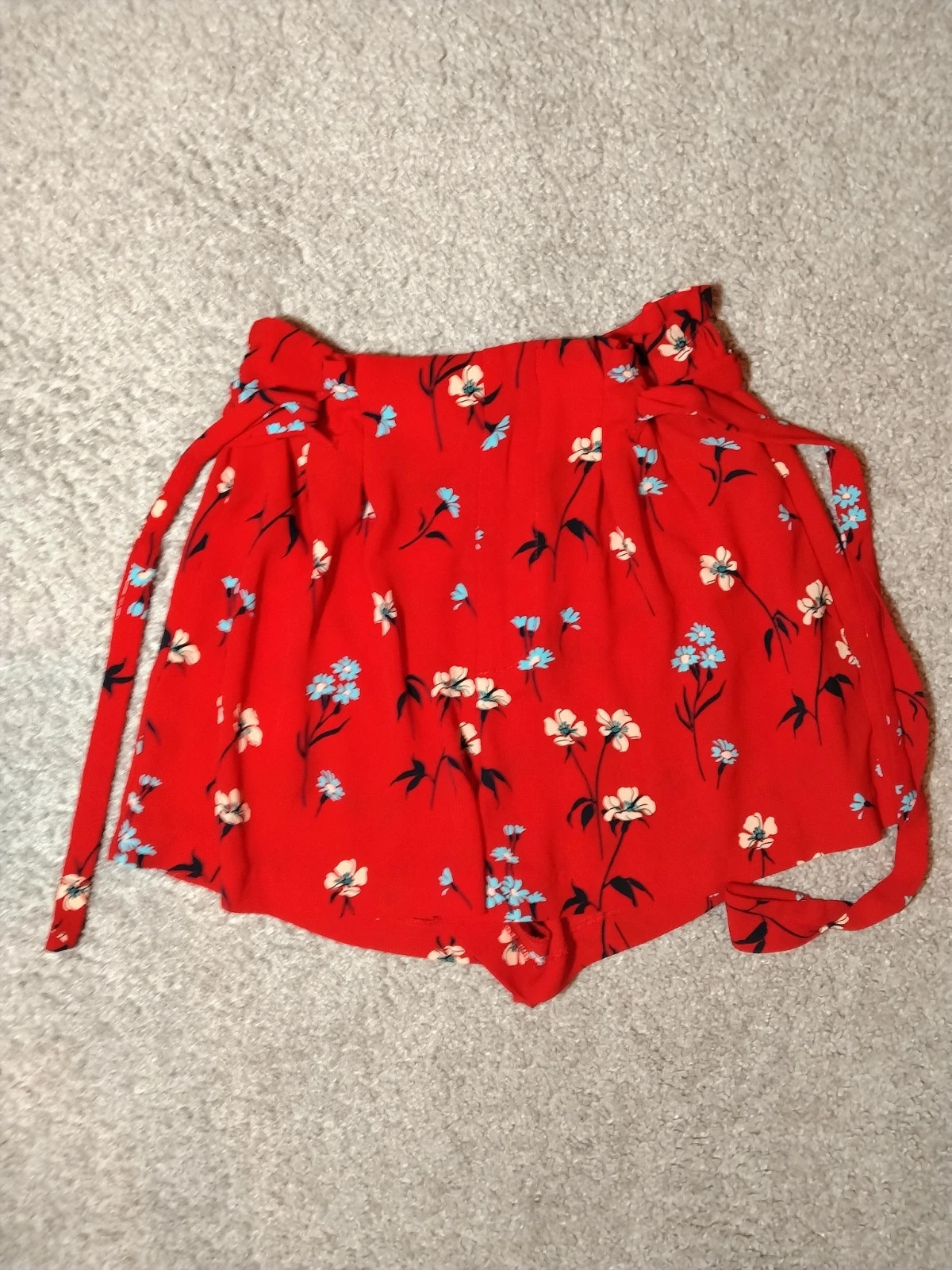 Jupe short Zara trafaluc collection imprimé fleurs taille XS couleur rouge