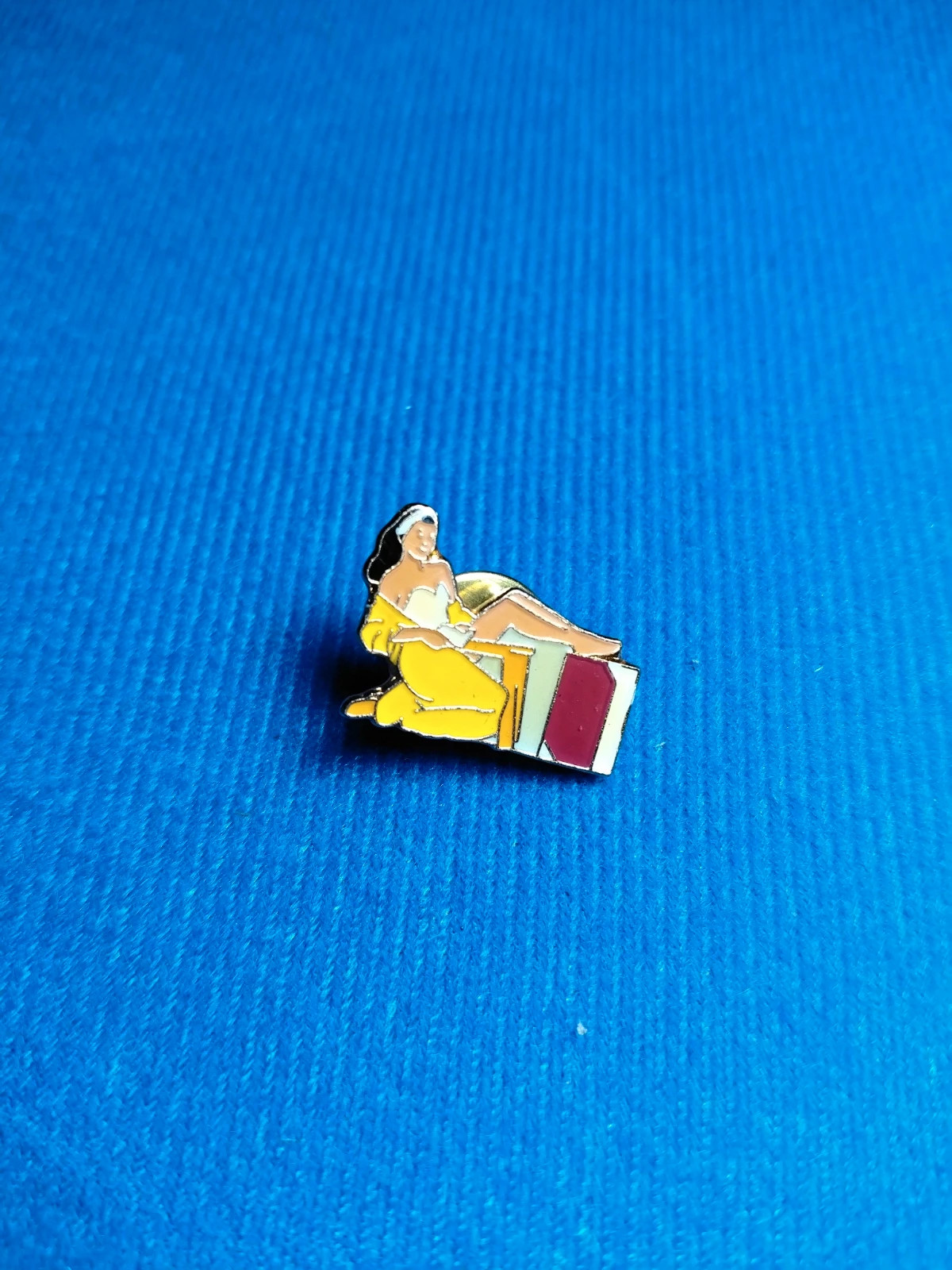 Pins Personnage Femme en Robe Jaune et Livre