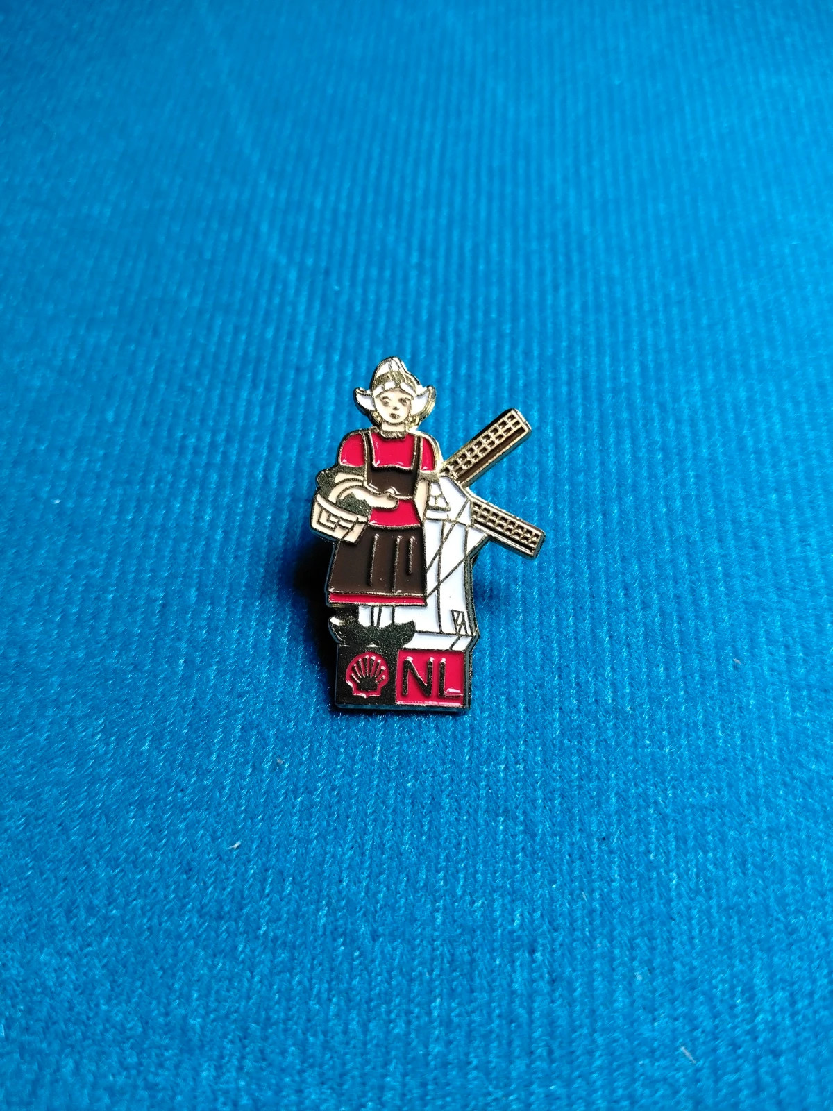 Pin's Shell Pays-Bas Moulin et Personnage Traditionnel