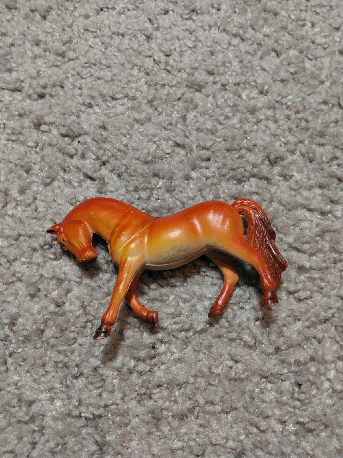 Figurine de cheval miniature orange et doree vintage