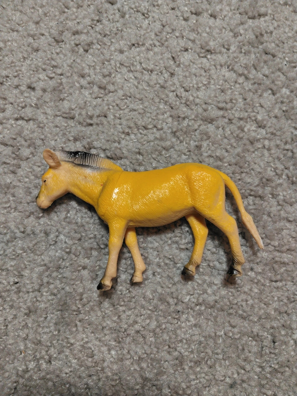 Figurine de cheval miniature jaune moutarde vintage